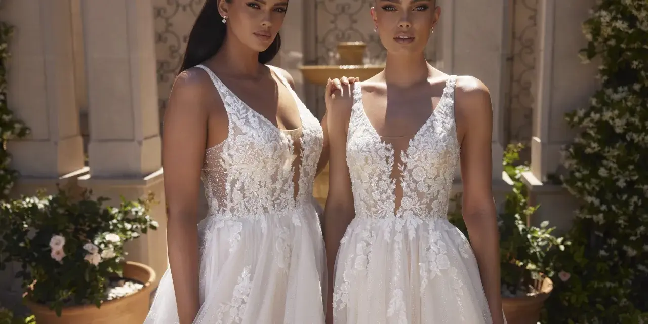 Due modelle con abiti da sposa in pizzo, con diversi tipi di scollatura a V e dettagli floreali, posano all'aperto.
