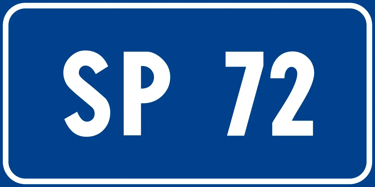 Segnale stradale blu con scritte bianche "SP 72". Questo è un riferimento a un articolo del codice della strada.