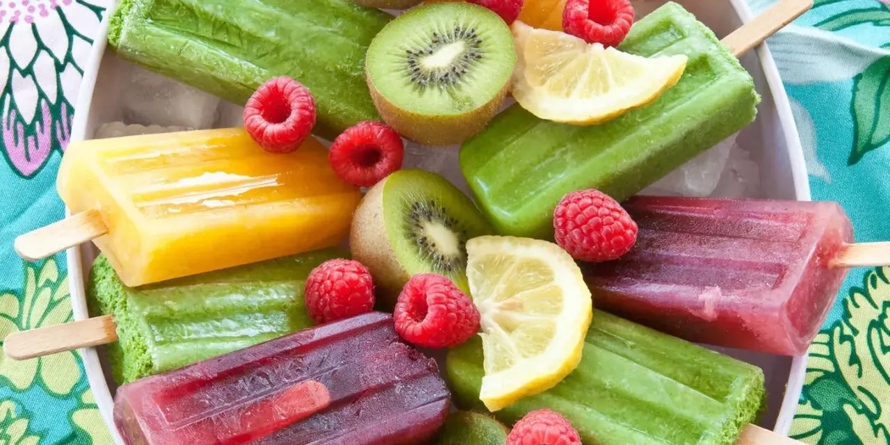 Bunte Fruchteis am Stiel, perfekt zum kinder eis selber machen. Mit Kiwi, Himbeeren und Zitrone.