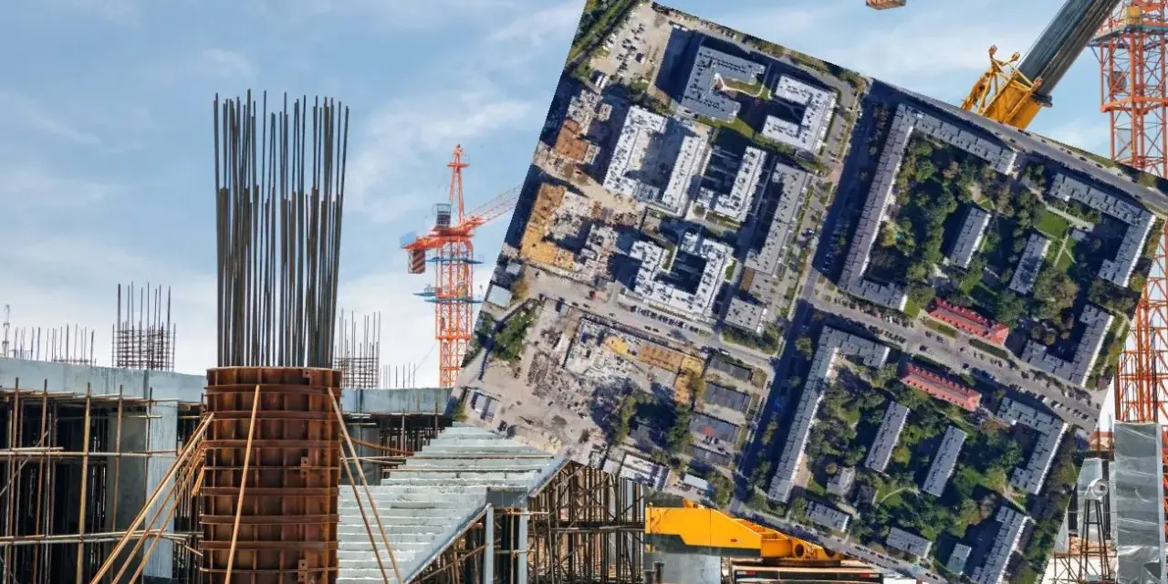 Budowa osiedla z widokiem na stare bloki, symbol patodeweloperki. Dźwigi i zbrojenia kontrastują z ułożonym na niebie zdjęciem lotniczym.