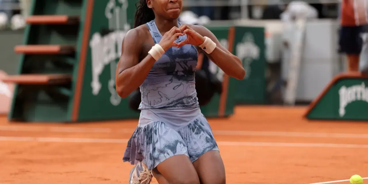 Coco Gauff, a joven tenista, celebra en tierra batida, con el corazón en las manos.