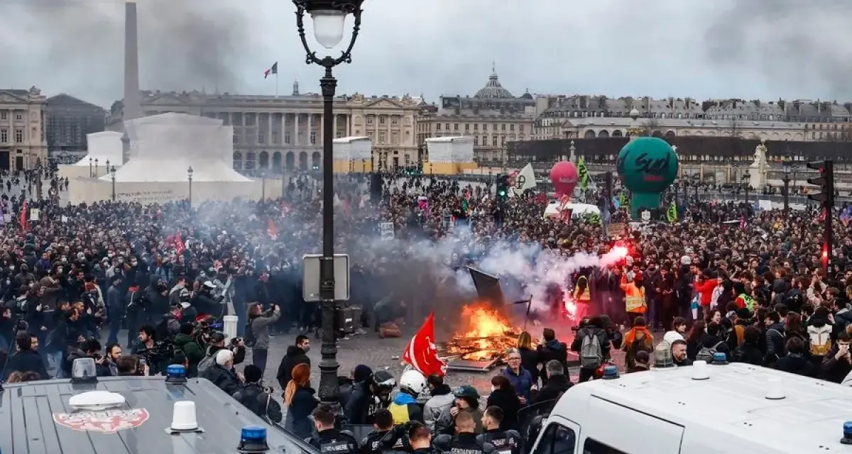 Multitud de personas de Francia protestan en París, con humo y fuego en la plaza de la Concordia.