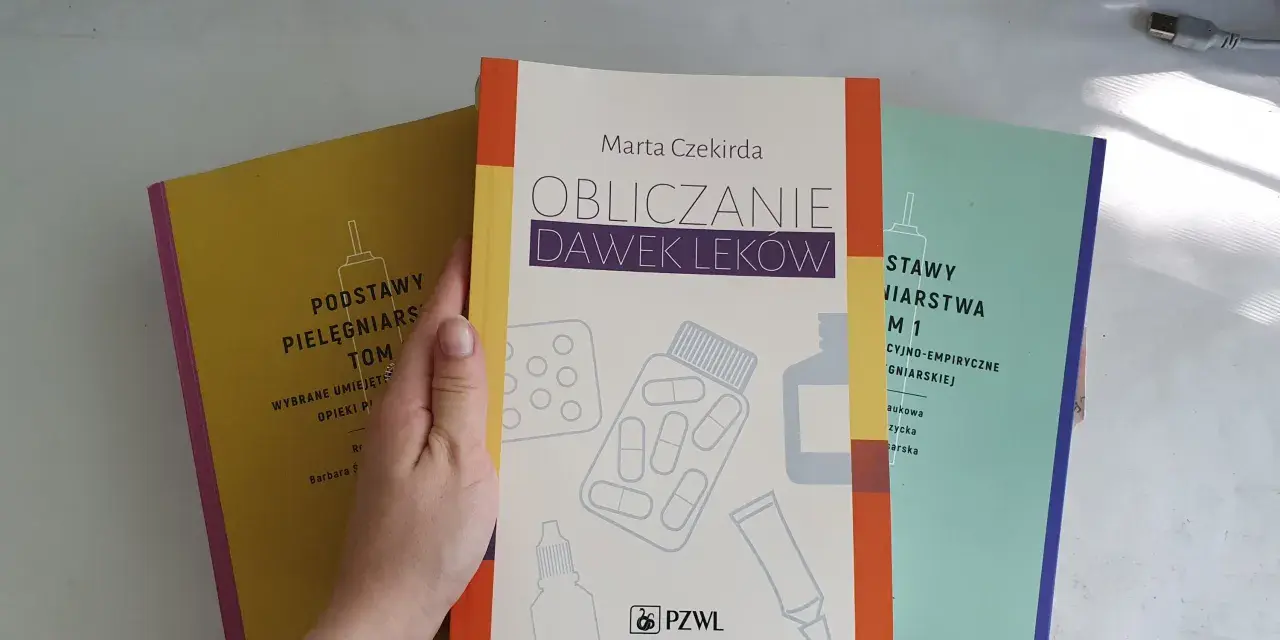 Książki do nauki: "Podstawy pielęgniarstwa", "Obliczanie dawek leków" i "Podstawy pielęgniarstwa" tworzą cenną bibliotekę położnej.