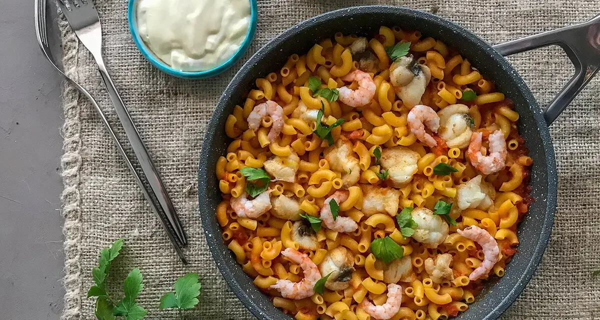 Fideuá con mariscos y pescado, una deliciosa receta para disfrutar.