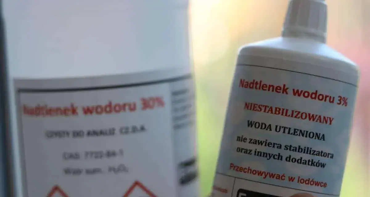 Dwie butelki z nadtlenkiem wodoru. Czy woda utleniona wybiela zęby? Na etykiecie 3% roztwór.