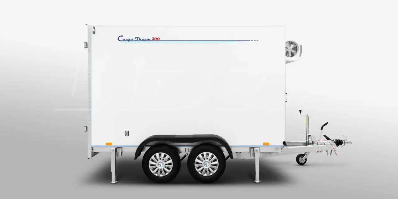 Biała izoterma naczepa z agregatem chłodniczym i logo "Cargo-Therm 300". Idealna do transportu towarów wymagających stałej temperatury.