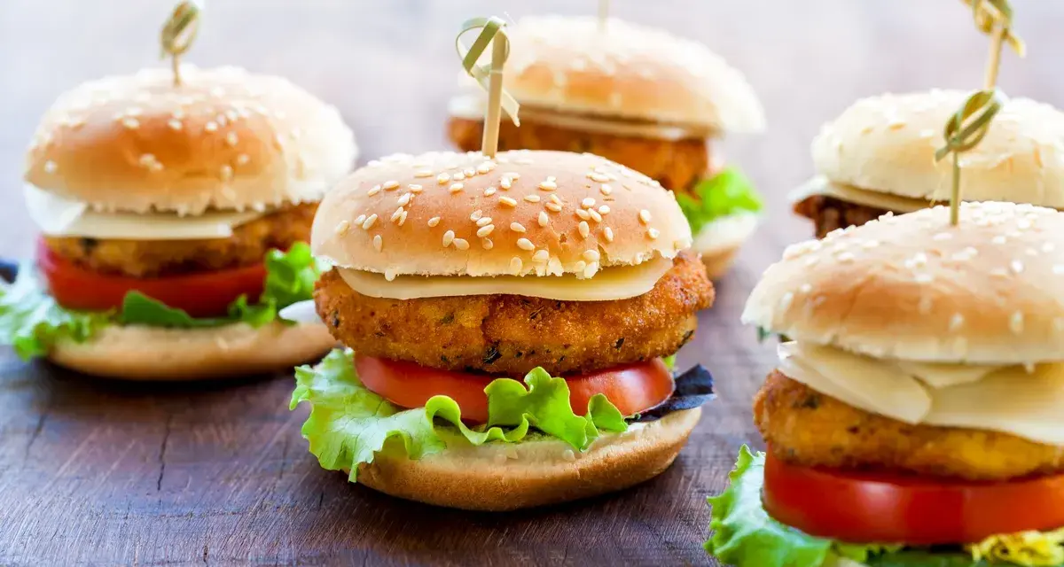 Gdzie kupić bułki do mini burgerów? Sklepy, online i przepis DIY