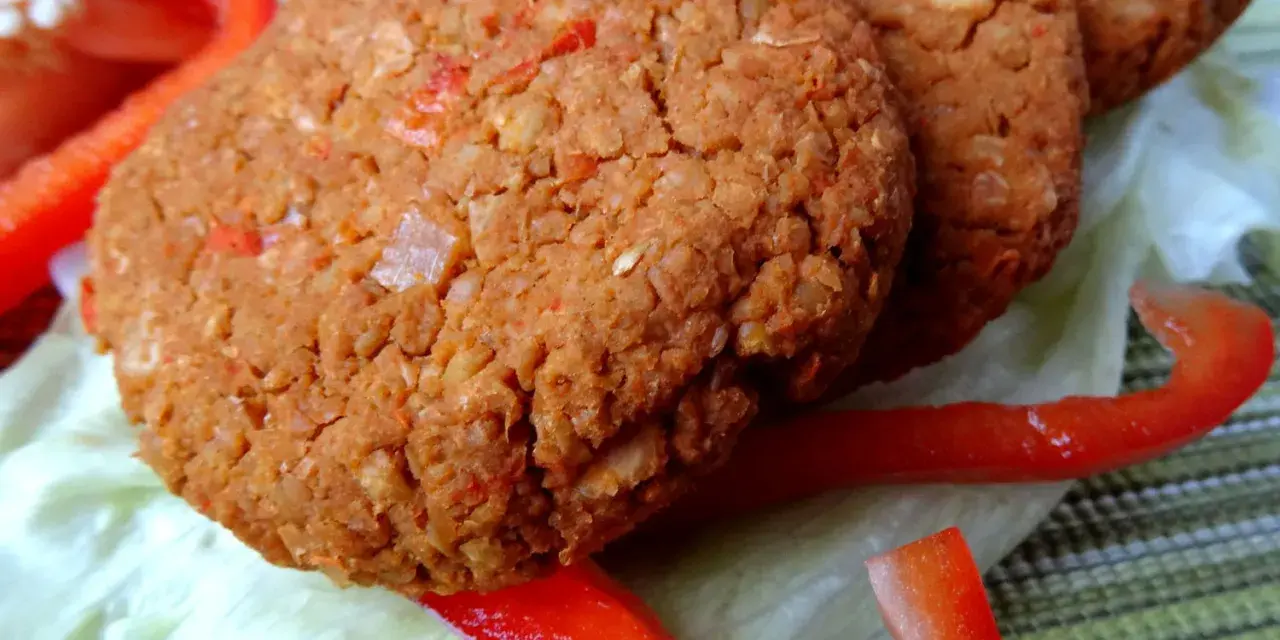 Burger z ciecierzycy: jak zrobić perfekcyjny kotlet, który się nie rozpada?