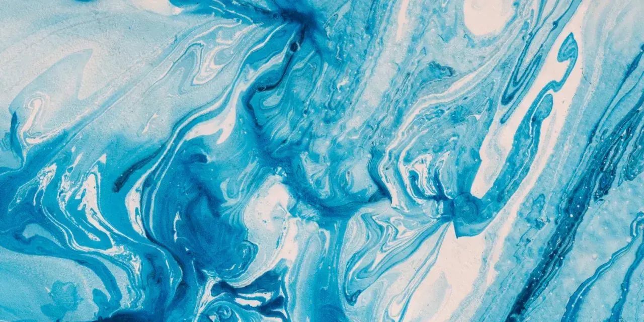 Abstraction aquatique aux nuances de bleu et blanc, évoquant le mouvement de l'eau. La peinture acrylique part à l'eau, créant des tourbillons fluides.