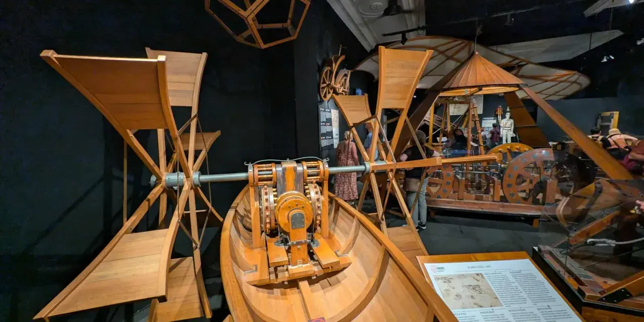 W muzeum Leonarda da Vinci we Florencji podziwiać można drewniane modele jego wynalazków, w tym łodzi z napędem.