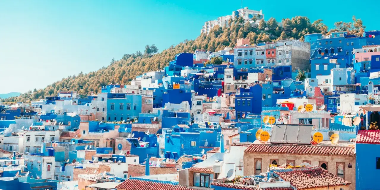 Widok na niebieskie miasto Chefchaouen w Maroku. Turyści czują się tu bezpiecznie, podziwiając architekturę i krajobraz.