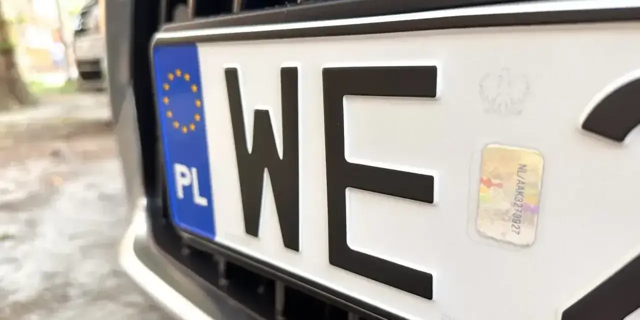 Nowe tablice rejestracyjne z unijnym niebieskim paskiem i godłem Polski. Litery "WE" i hologram.