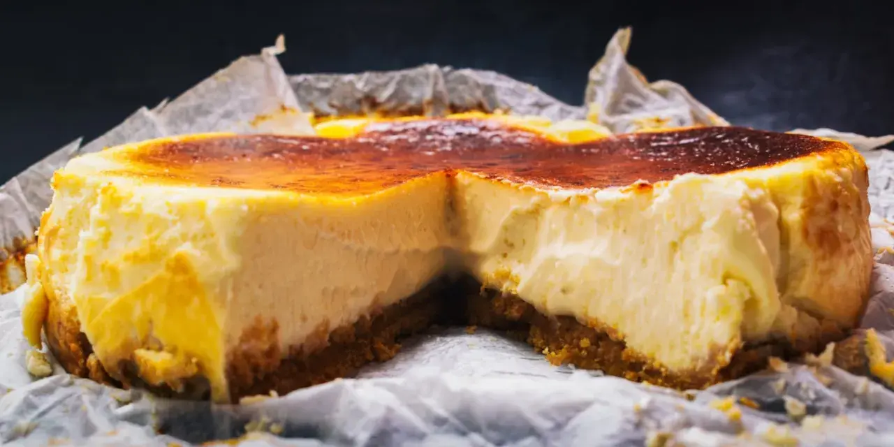 Tarta de queso sin horno, con una corteza dorada y un interior cremoso. Perfecta para cualquier ocasión.