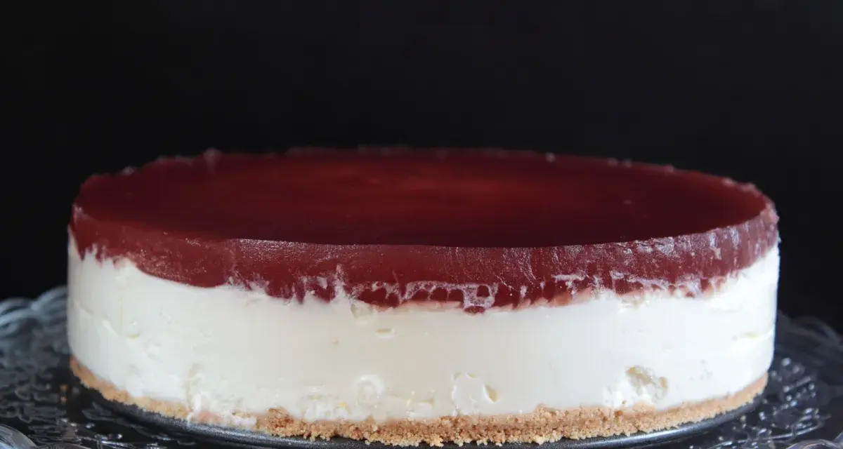 Deliciosa tarta de queso con gelatina de frutos rojos, con una base crujiente de galleta.