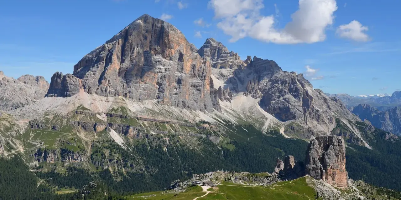Sentiero panoramico per escursioni a Cortina, tra vette imponenti e boschi verdi.