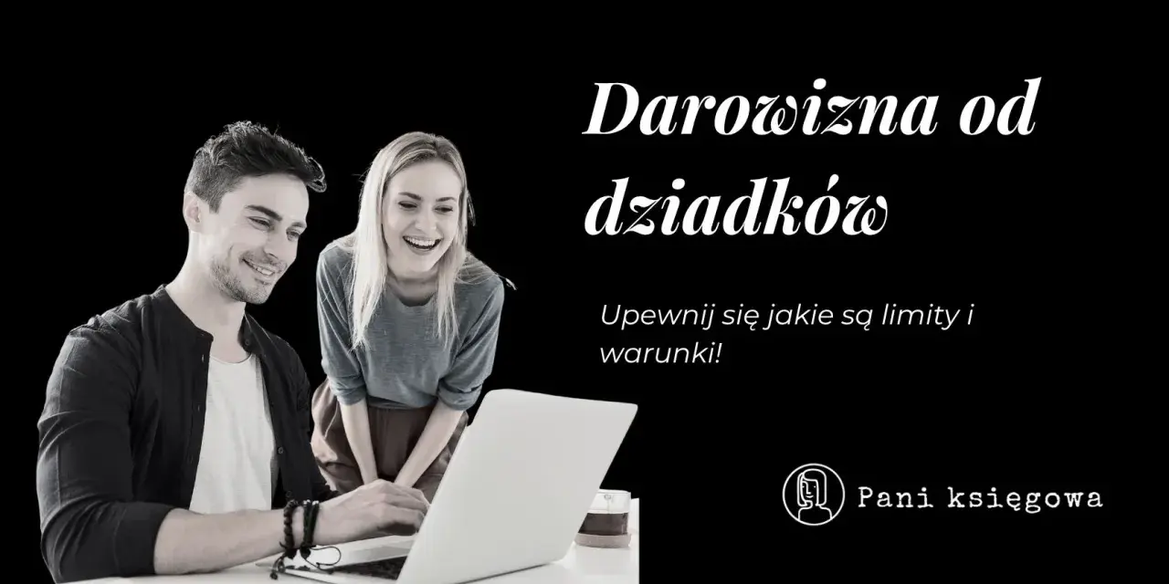 Uśmiechnięta para przy laptopie, omawiająca darowiznę od dziadków. Sprawdź limity i warunki!