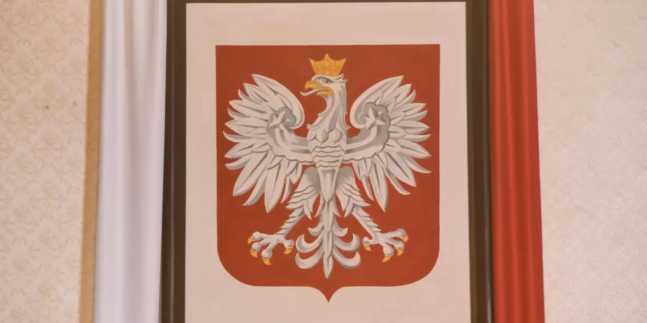 Obraz przedstawia godło Polski – białego orła w koronie na czerwonej tarczy.