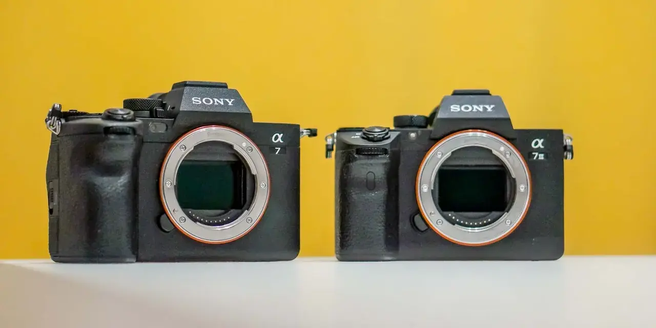 Dwa aparaty Sony Alpha 7, w tym model Sony a7 IIIs, na żółtym tle.