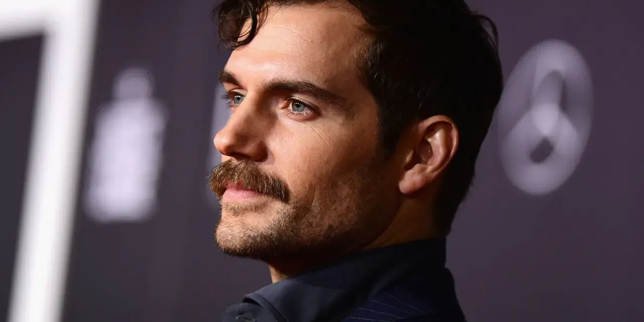 Hombre con barba y bigote, un ejemplo de cómo dejarse bigote con estilo.