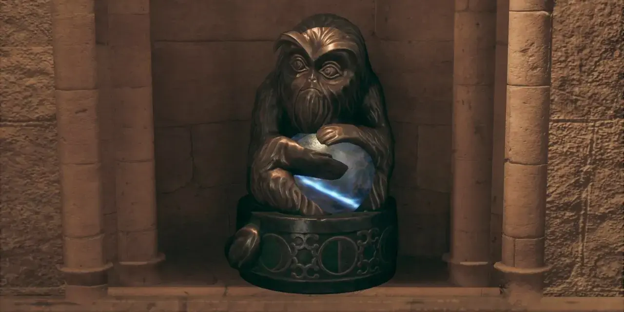 Estatua de un demiguise en Hogwarts, sosteniendo una esfera brillante.