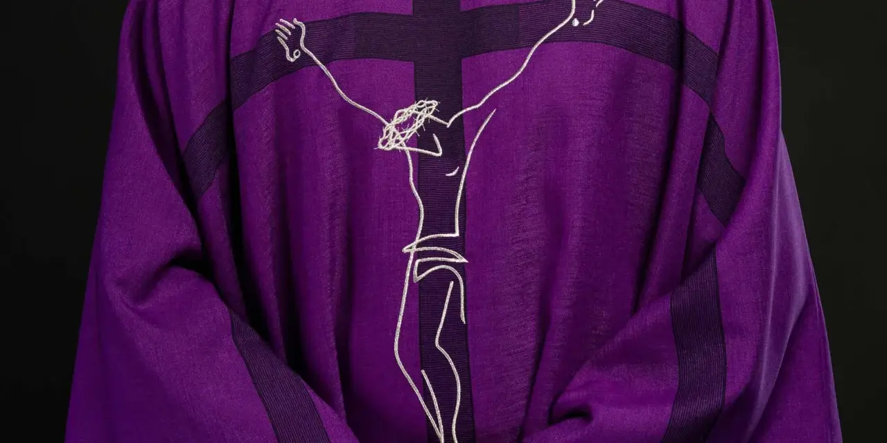 Fioletowa szata liturgiczna z haftowanym krzyżem i postacią Chrystusa. Może być używana podczas nabożeństw, gdzie śpiewane są popularne pieśni maryjne.