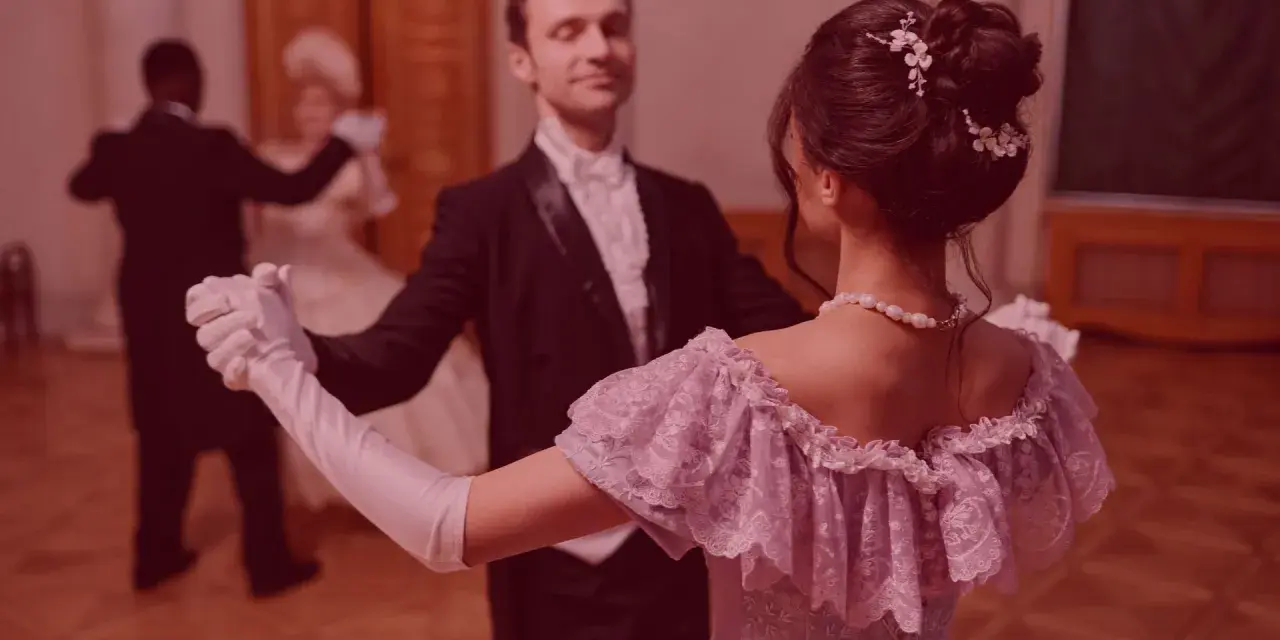 Elegancka para tańczy walc angielski na balu. Ona w pastelowej sukni, on w fraku.