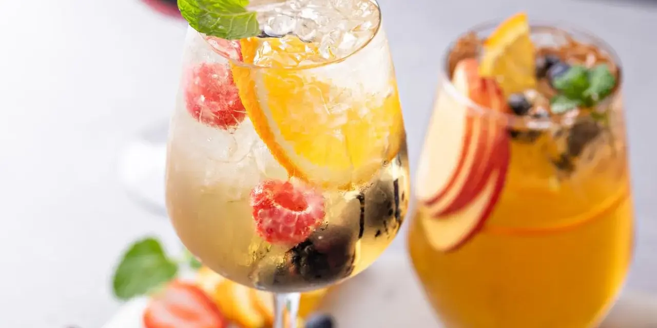 Orzeźwiające drinki z owocami i miętą. Jak pić Ramazzotti Amaro? Z lodem, owocami i odrobiną słońca.