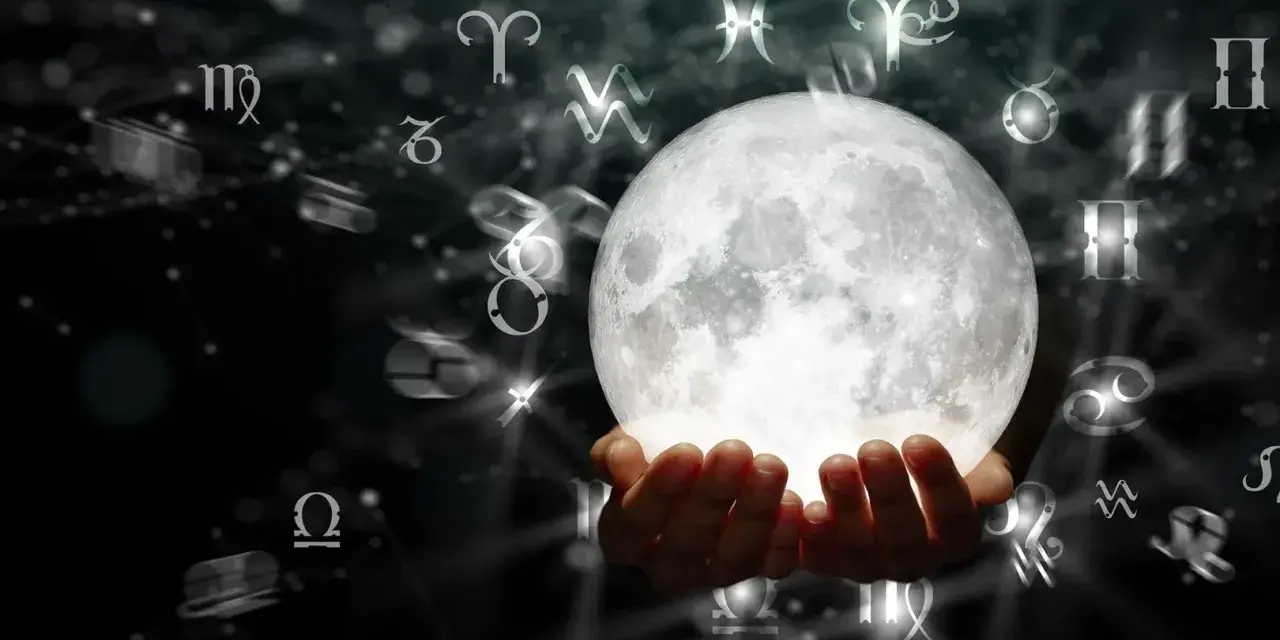 Dłonie trzymające jasną pełnię księżyca, otoczone symbolami zodiaku. To może być zapowiedź magicznej pełni marzec 2026.
