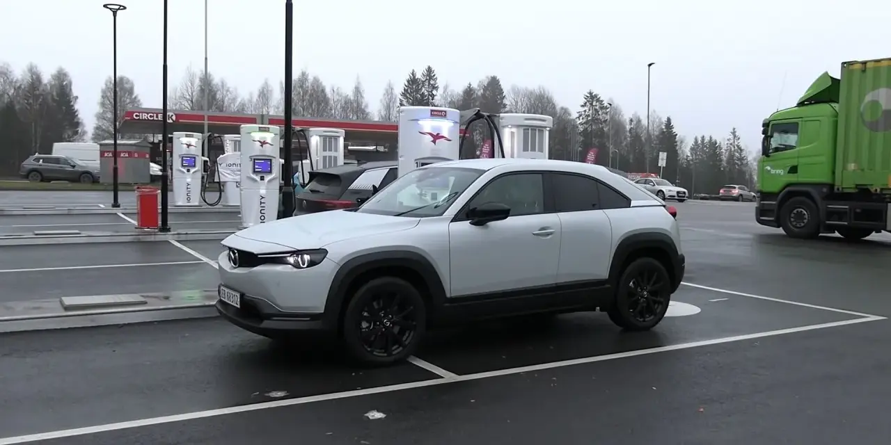 Biała Mazda MX-30 na stacji ładowania Ionity. Zastanawiasz się nad jej zasięg? To idealne miejsce, by sprawdzić!
