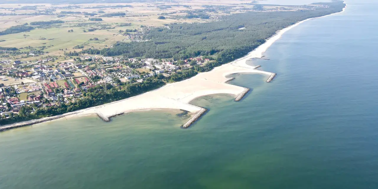 Jarosławiec: plaża, morze i las. Idealne miejsce, by odpocząć i zobaczyć, co warto zobaczyć w Jarosławcu.