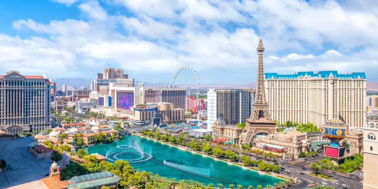 Widok na Las Vegas z Wieżą Eiffla, fontannami i diabelskim młynem. Niezliczone las vegas atrakcje czekają!
