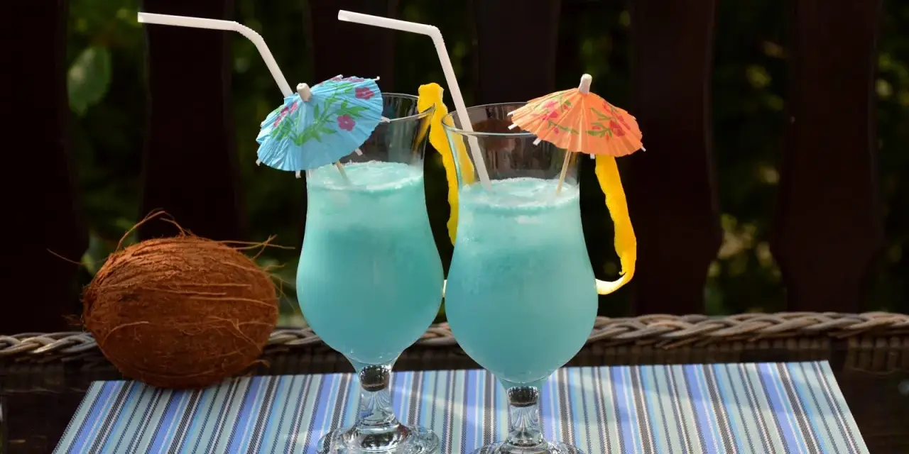 Drinki z parasolką: 8 przepisów, triki barmana i DIY na lato!