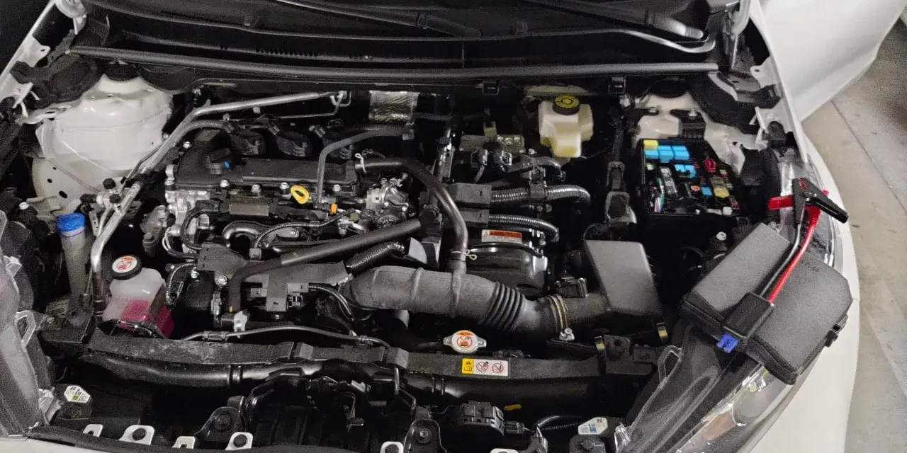 Silnik Toyoty Yaris Hybrid. Akumulator 12V znajduje się pod maską, po prawej stronie, za skrzynką bezpieczników.