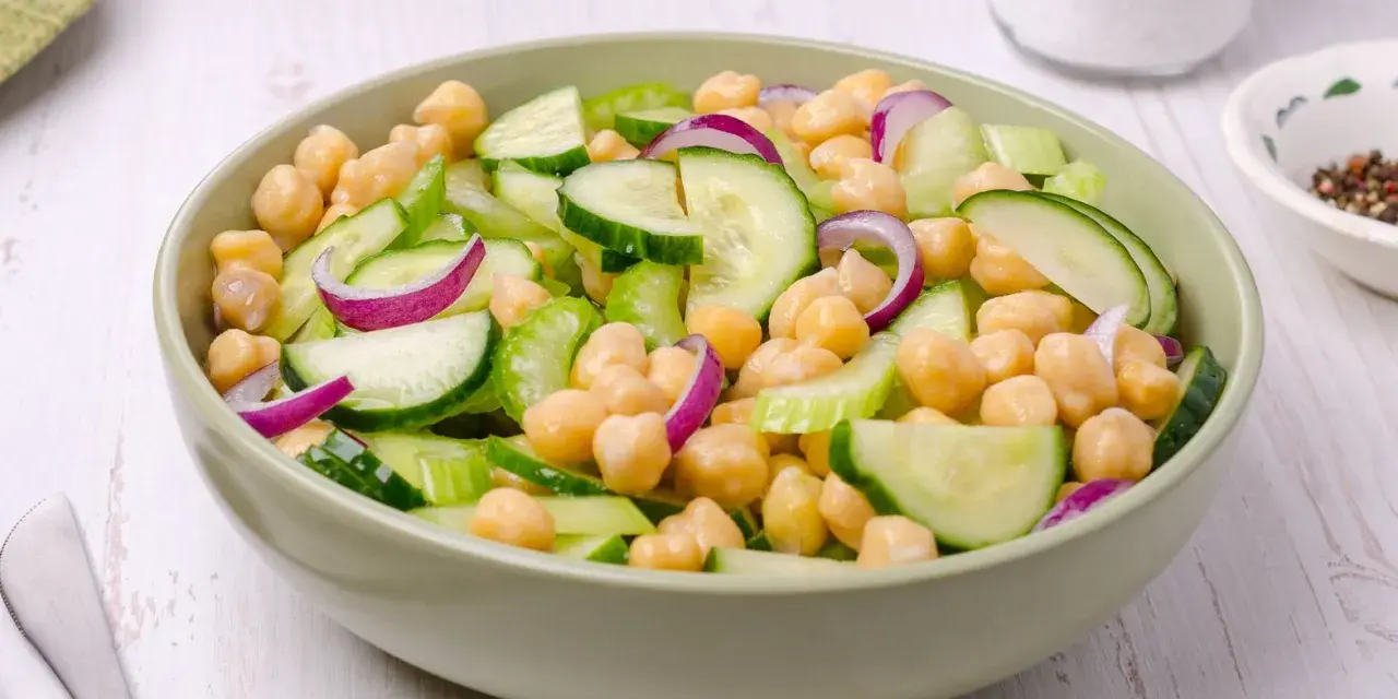 Insalata di ceci estiva con cetrioli freschi, cipolla rossa e sedano croccante, un piatto leggero e saporito.