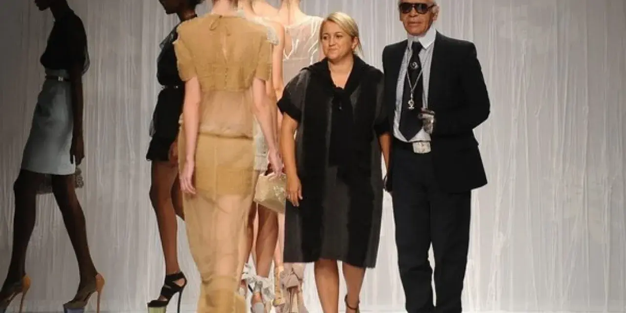 Sfilata di moda con modelle e Karl Lagerfeld. Fendi è italiana, un'icona di stile.