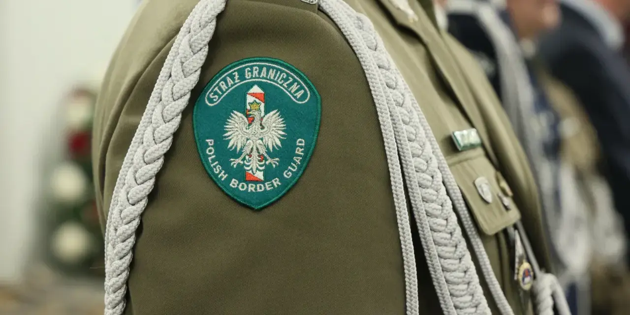 Emblemat "Straż Graniczna Polish Border Guard" na mundurze. Służba w straży granicznej to odpowiedzialność.