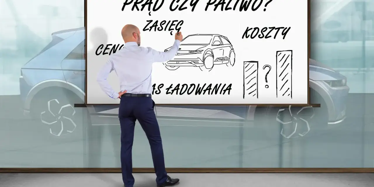 Mężczyzna pisze na tablicy "Prąd czy paliwo?", rysując samochód, wykresy i pytając o zasięg, koszty i czas ładowania.