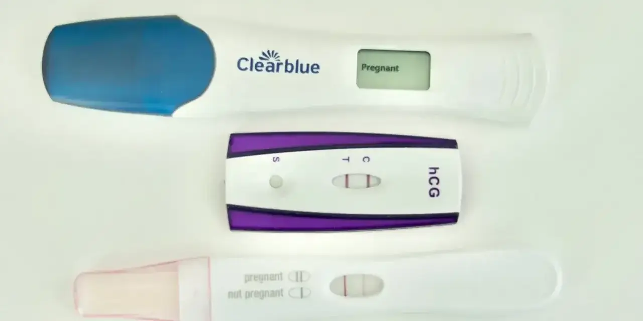 Trzy testy ciążowe, dwa z pozytywnym wynikiem, jeden cyfrowy pokazuje "Pregnant". Może to być obraz sytuacji, gdy wystąpiła ciąża biochemiczna.