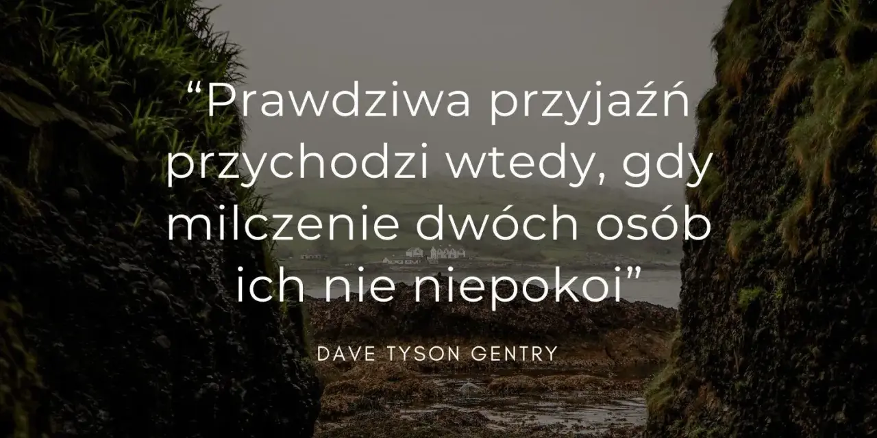 Najpiękniejsze cytaty o przyjaźni: "Prawdziwa przyjaźń przychodzi wtedy, gdy milczenie dwóch osób ich nie niepokoi".