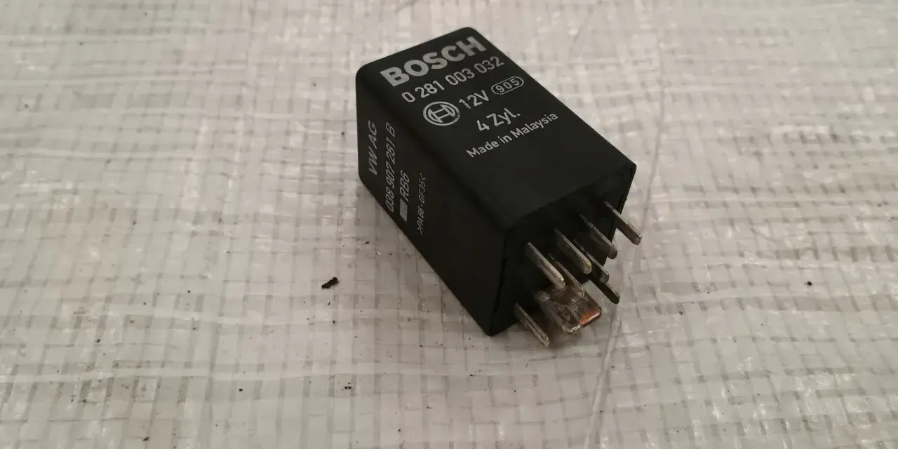 Przekaźnik świec żarowych do Audi A4 B7, Bosch 0 281 003 032. Ten element steruje pracą świec żarowych.