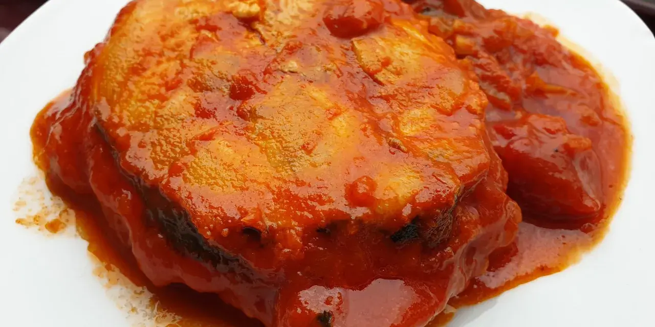 Bonito en salsa de tomate, un plato casero que huele delicioso.