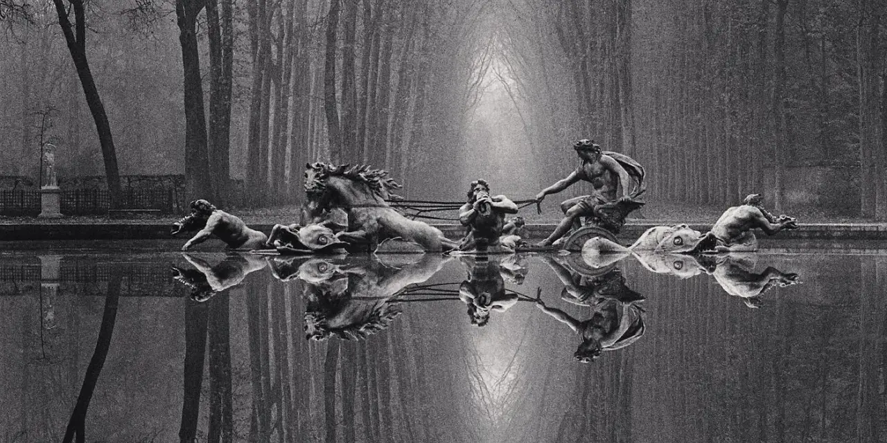 Rzeźby w stawie, koń i ludzie, odbijają się w wodzie. Styl Michael Kenna.