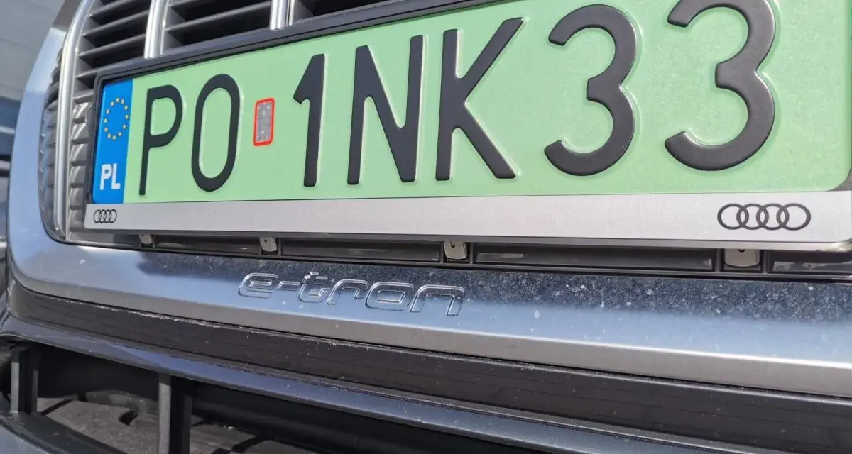 Zielone tablice rejestracyjne z numerem PO 1NK33 na samochodzie Audi e-tron.