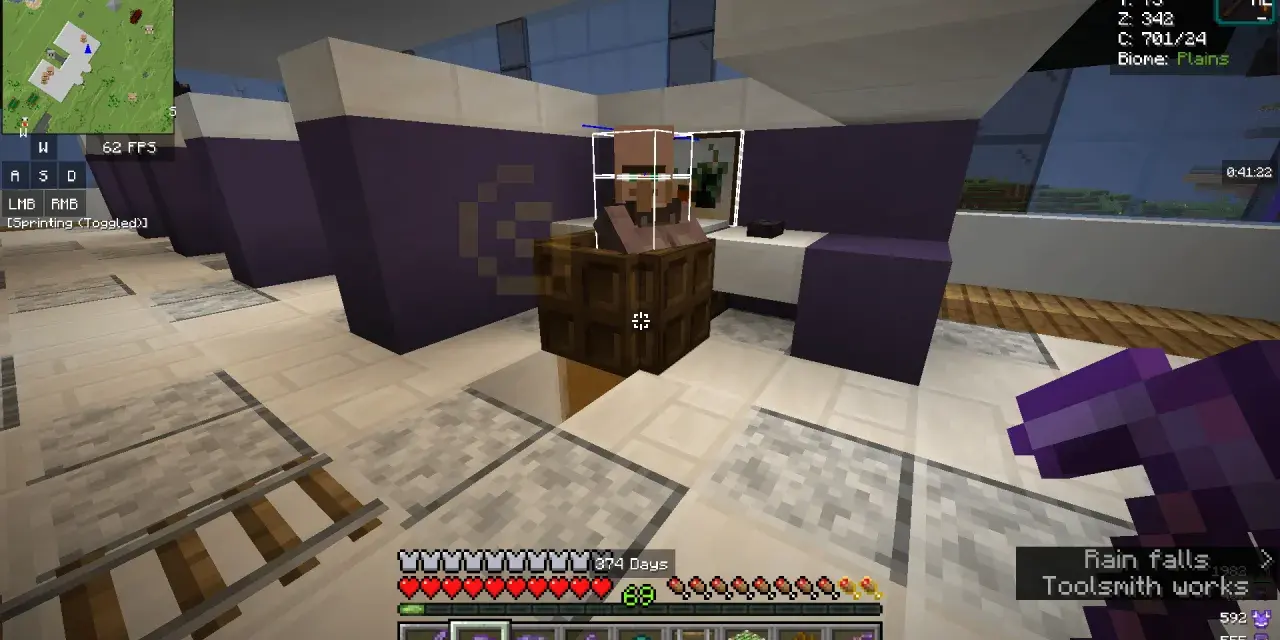 Aldeano Minecraft en su puesto de trabajo, rodeado de bloques morados y blancos. El jugador sostiene un pico de diamante.