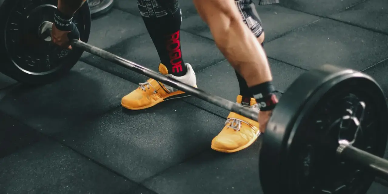 Połącz CrossFit i siłownię: Maksymalizuj wyniki, unikaj przetrenowania