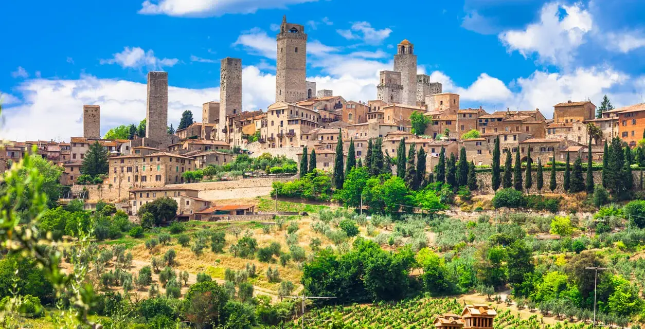 Słoneczna Toskania z wieżami San Gimignano. Idealna pogoda na zwiedzanie średniowiecznego miasta i podziwianie krajobrazów.