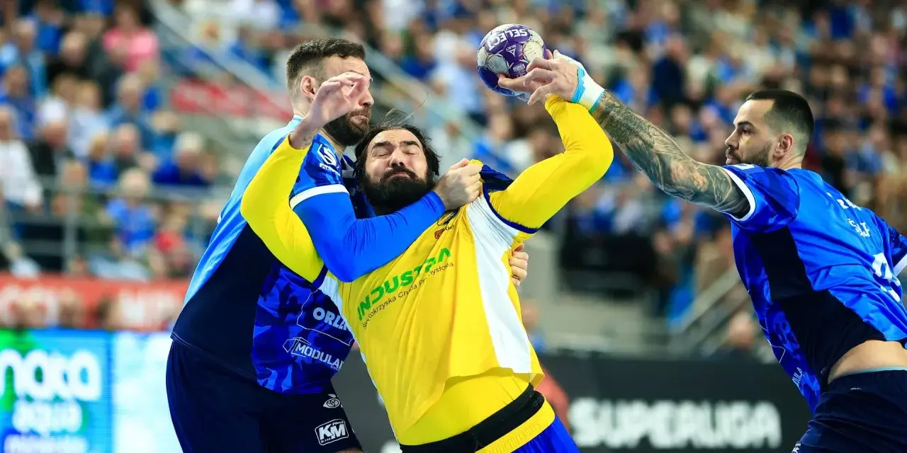Zacięta walka na parkiecie: Vive Kielce kontra Wisła Płock. Piłkarze walczą o każdą piłkę w emocjonującym meczu.