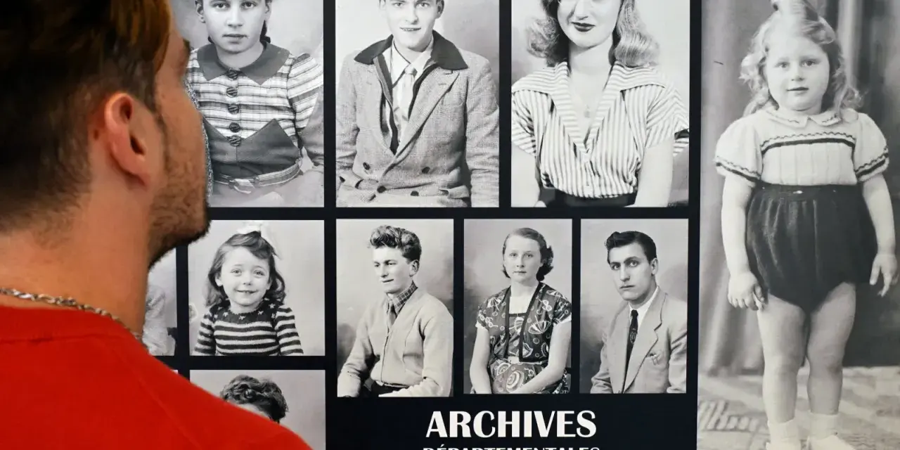 Un homme regarde des archives numérisées : portraits d'enfants et d'adultes d'une autre époque.