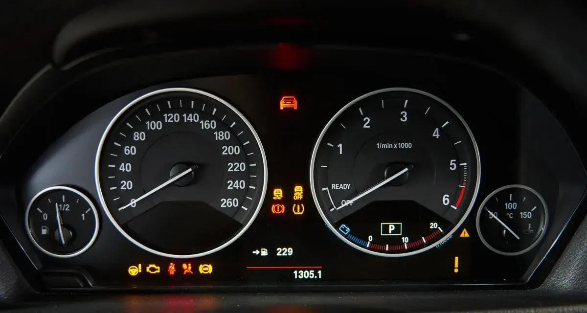 Cruscotto auto con spie accese, tra cui quella della pressione gomme a caldo o freddo.
