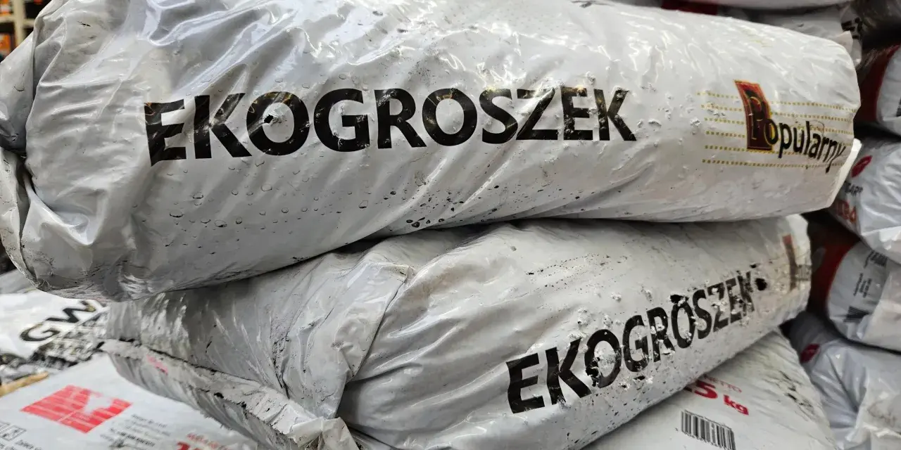 Stos worków z napisem Eko Groszek. Sprawdź aktualną eko groszek cena i wybierz najlepszą ofertę.